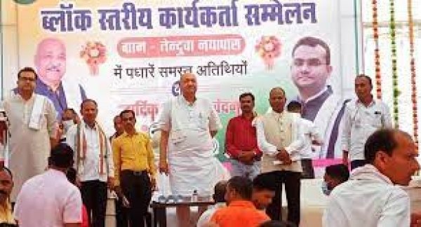 कृषि मंत्री ने किया पी.एम. फसल बीमा योजना पॉलिसी का वितरण