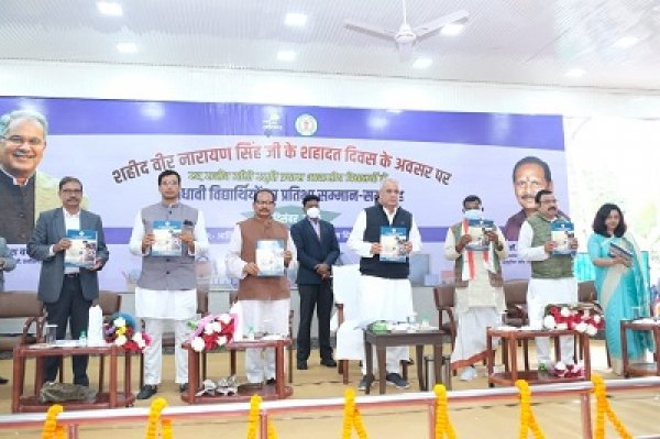 मुख्यमंत्री  भूपेश बघेल ने महान स्वतंत्रता संग्राम सेनानी अमर शहीद वीर नारायण सिंह के शहादत दिवस पर आज यहां अपने निवास कार्यालय में आयोजित..