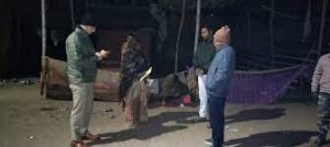 कड़ाके की सर्द रात्रि में कलेक्टर निकले शहर भ्रमण पर, जरुरतमंदों को बांटा कंबल