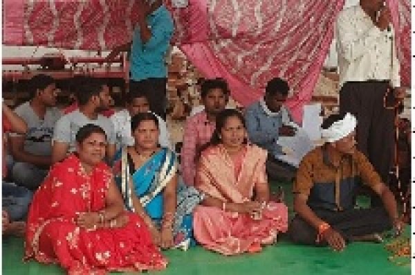 अनीता ध्रुव ने की मनरेगा कर्मचारियों की मांग का समर्थन ,धरना स्थल पहुँच कर कहा भूपेश सरकार वादा पूरा करें