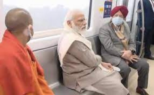 कानपुर मेट्रो के नए सेक्&zwj;शन का शुभारंभ करने के बाद पीएम मोदी ने सवारी भी की