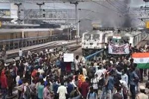 यूथ कांग्रेस के कार्यकर्ताओं ने शिवाजी ब्रिज रेलवे स्टेशन पर रोकी ट्रेन, कई हिरासत में