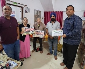 प्रयाग नगर धनौरा निवासी डॉक्टर आर सी किरार ने अपनी पत्नी मधु किरार के साथ अपने देहदान की घोषणा कर वसीयत नवदृष्टि फाउंडेशन के सदस्यों को सौंपी