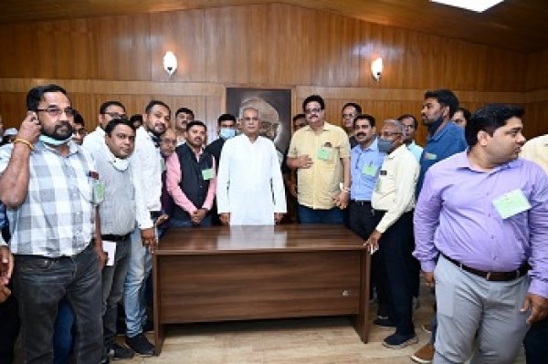 मुख्यमंत्री से राजस्व पटवारी संघ छत्तीसगढ़ के प्रतिनिधि मंडल ने मिलकर पुरानी पेंशन योजना बहाली के लिए आभार व्यक्त किया