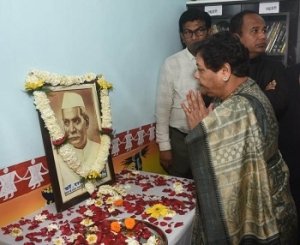 राज्यपाल ने सूरजपुर जिले के पंडो नगर में बने राष्ट्रपति भवन का किया अवलोकन
