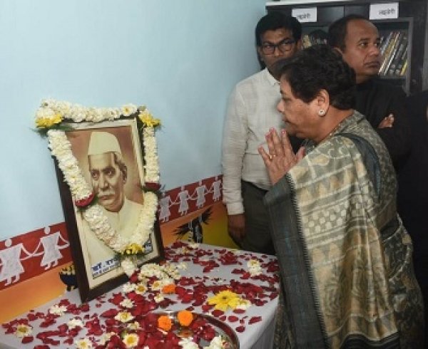 राज्यपाल ने सूरजपुर जिले के पंडो नगर में बने राष्ट्रपति भवन का किया अवलोकन