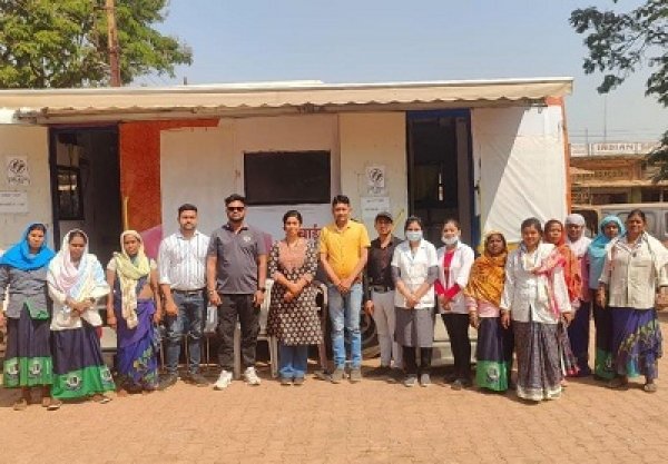 मुख्यमंत्री शहरी स्लम स्वास्थ्य योजना के तहत कैम्प लगाकर स्वच्छता दीदियों को स्वास्थ्य परीक्षण