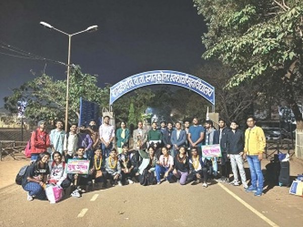 रजिस्ट्रार एवं प्राचार्य ने किया यूथ फेस्टिवल विजेता दल का भव्य स्वागत