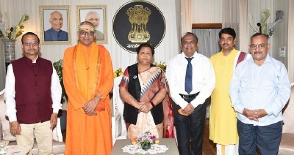 राज्यपाल उइके से ऋषिकेश के संत ने की भेंट