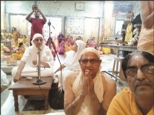 त्रिवेणी जैन तीर्थ सेक्टर 6 में 1008 पाश्र्वनाथ भगवान की चंद्र प्रभु भगवान मस्तका अभिषेक भक्तों ने कल्याण मंदिर विधान पूजन संपन्न.किया