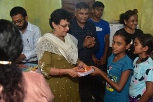 शिक्षा अभियान में बालिकाओं को पाठ्य सामग्री दी जीई फाउंडेशन ने