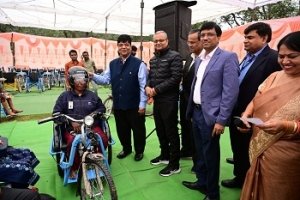 संयंत्र द्वारा दिव्यांगजनों को कृत्रिम एवं सहायक उपकरणों का वितरण
