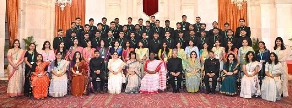 राष्ट्रपति मुर्मु का युवा IAS अधिकारियों को संदेश: &ldquo;संवेदनशील बनें, लेकिन भावुक नहीं&rdquo;